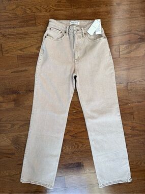 NWT Abercrombie & Fitch 90’s Relaxed Straight-Leg Jeans in Light Beige